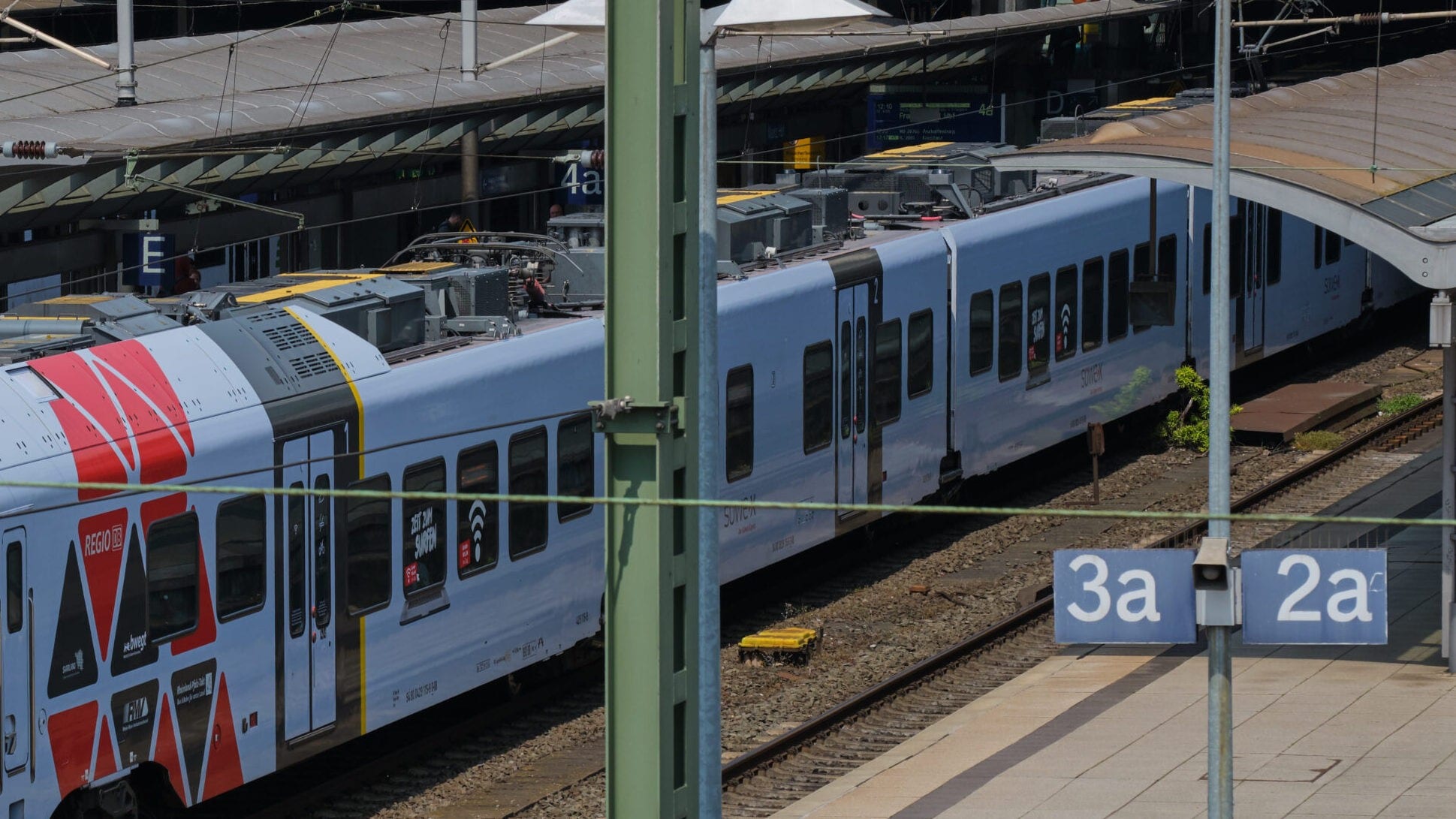 Streit mit Betrunkenem - Mitarbeiter der Deutschen Bahn aus Zug gestürzt