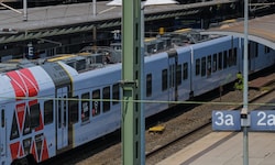 In Deutschland ist ein Sicherheitsmitarbeiter bei einem Streit mit einem Fahrgast aus dem Zug ...