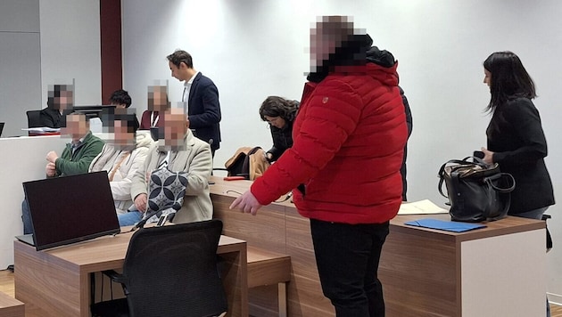 Der angebliche Exekutor und Kreditvermittler, die Haushaltshilfe und der Chauffeur haben schon ...