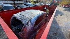 Das Elektroauto ging gleich zweimal in Flammen auf.