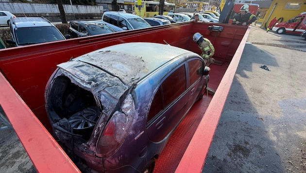 Das Elektroauto ging gleich zweimal in Flammen auf.