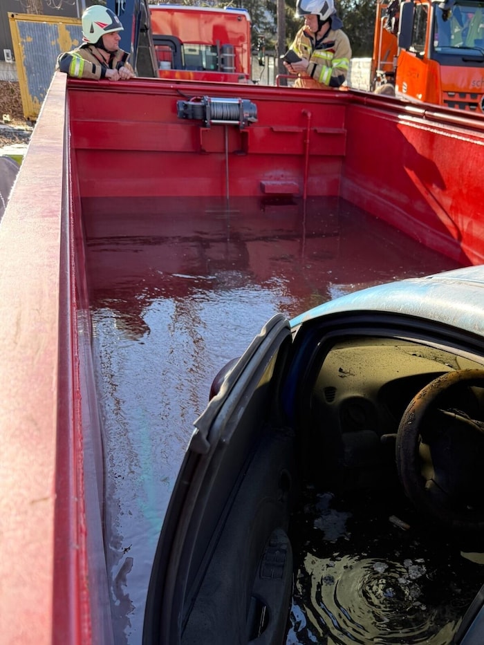 Das Fahrzeug wurde in einem Spezialcontainer geflutet.