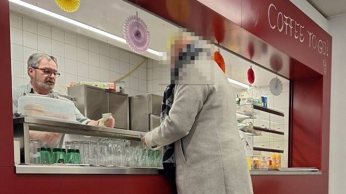 Der Drittangeklagte holt sich vor dem Prozess noch schnell einen Kaffee. Der gebürtige Serbe ...