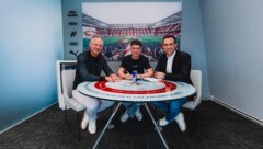 Redzic (M.) mit den Klubbossen Reiter (li.) und Mann.