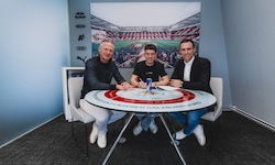 Redzic (M.) mit den Klubbossen Reiter (li.) und Mann.
