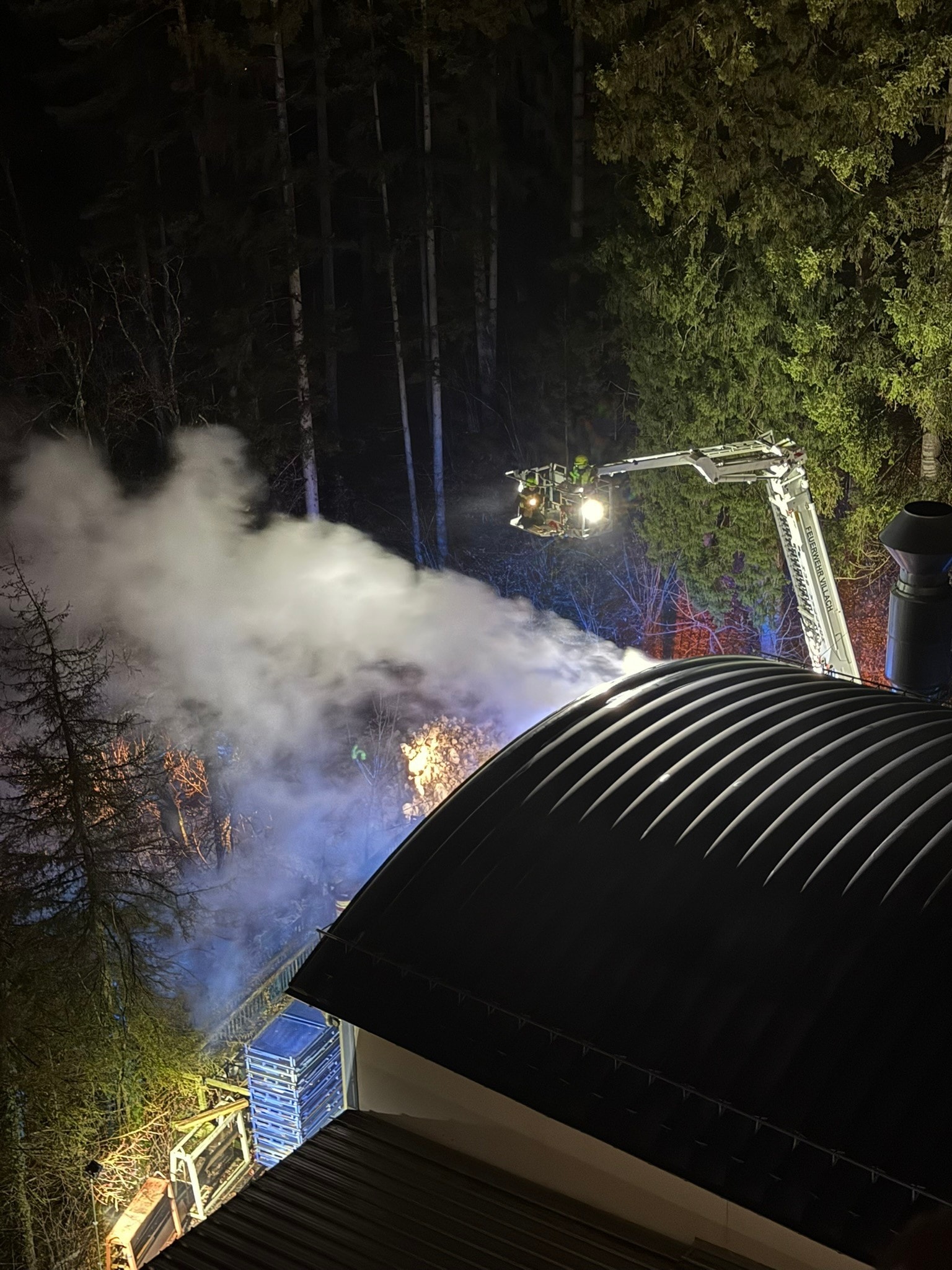 Starker Rauch entwickelte sich bei dem Brand in dem Industriebetrieb.