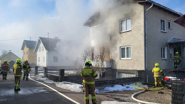Dichter Rauch drang aus Fenstern und Türen
