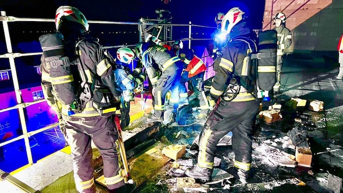 Am Dach gingen spezielle Ziegel in Flammen auf.