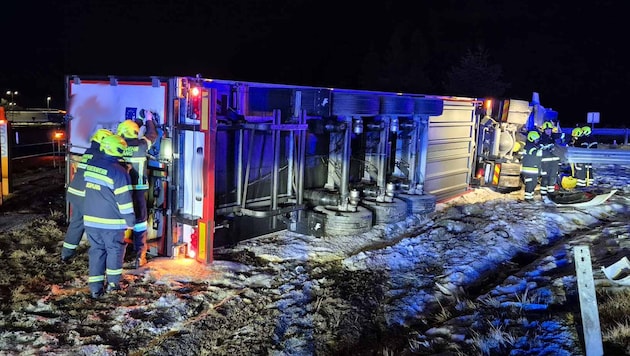 Schwerer Unfall, der zum Glück glimpflich für den Lenker ausging – er konnte sich selbst ...