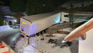 Der Sattelschlepper drohte umzustürzen.