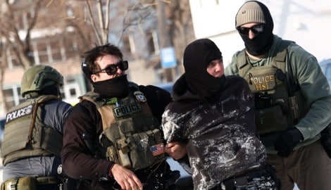 Die Einwanderungsbehörde ICE nimmt nicht nur Migrantinnen und Migranten ohne Papiere, sondern ...