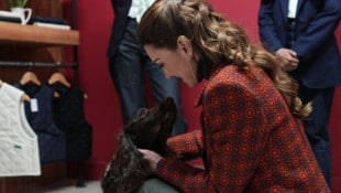 Prinzessin Kate schmuste bei einem Termin in einer Textilfabrik mit Hund „Barney“ und enthüllte ...
