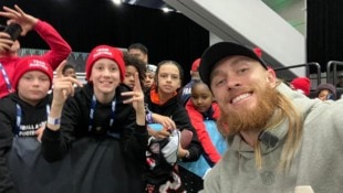 San Francisco 49ers-Star George Kittle posierte mit den jungen Tirolern für ein Selfie.