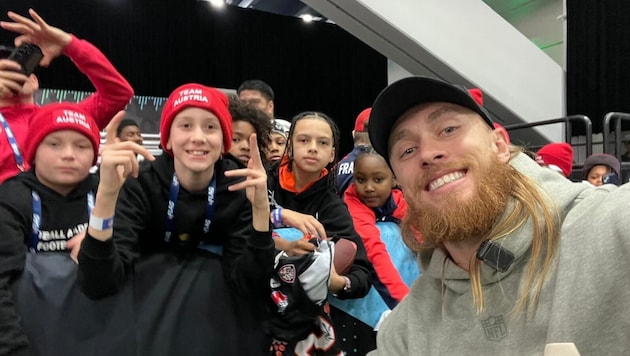San Francisco 49ers-Star George Kittle posierte mit den jungen Tirolern für ein Selfie.