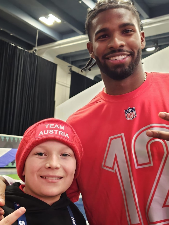 Auch Browns-QB Shedeur Sanders zeigte sich von den Leistungen der Team Austria-Kids angetan.