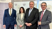 Präsident Herrnhofer (2.v.r.) mit seinen Stellvertretern Ruth Leitold-Stadlmann und Wilhelm ...