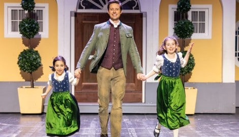 Premiere für Musicalstar Lukas Perman, 45, mit seinen Töchtern Ivy, 7, (li.) und Liv, 10