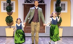 Premiere für Musicalstar Lukas Perman, 45, mit seinen Töchtern Ivy, 7, (li.) und Liv, 10