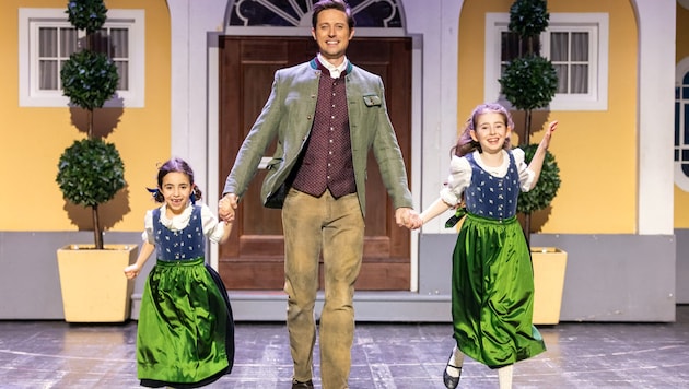 Premiere für Musicalstar Lukas Perman, 45, mit seinen Töchtern Ivy, 7, (li.) und Liv, 10