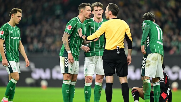 Marco Friedl (Mitte) und seine Teamkollegen kennen nun ihren neuen Trainer.