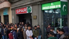 Pakistani vor der Botschaft in Barcelona