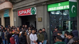 Pakistani vor der Botschaft in Barcelona