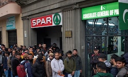 Pakistani vor der Botschaft in Barcelona