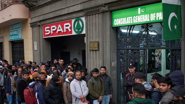 Pakistani vor der Botschaft in Barcelona
