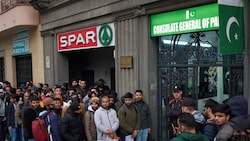 Pakistani vor der Botschaft in Barcelona