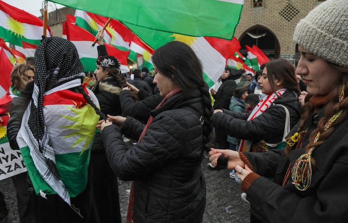 Kurdische Frauen im irakischen Erbil flechten sich Zöpfe als Symbol der Solidarität mit den ...