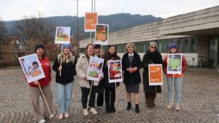 Landesrätin Barbara Schöbi-Fink steht hier in Reih und Glied mit den Amazone-Fans.