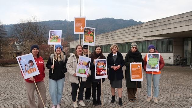 Landesrätin Barbara Schöbi-Fink steht hier in Reih und Glied mit den Amazone-Fans.