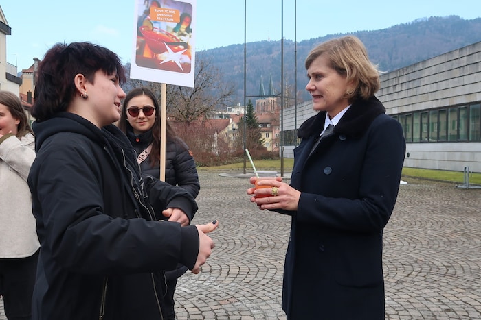 Darf’s ein Mocktail sein? Landesrätin Barbara Schöbi-Fink im Gespräch mit den protestierenden ...