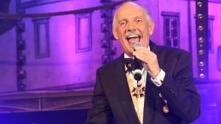 Martin Daxkobler vor zehn Jahren singend auf der Klagenfurter Stadtrichterbühne.