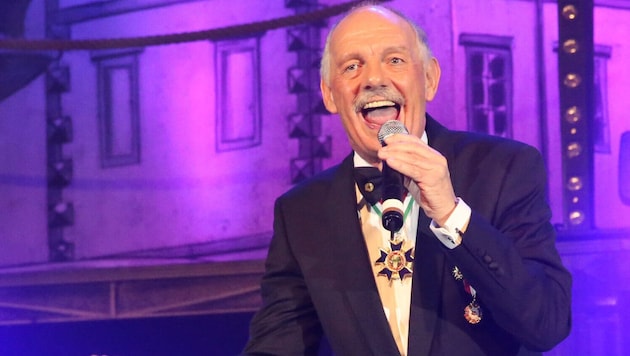 Martin Daxkobler vor zehn Jahren singend auf der Klagenfurter Stadtrichterbühne.