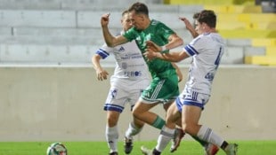 Niklas Lang (Mi.) träumt vom Sprung in die Bundesliga.