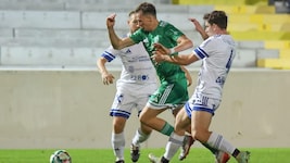 Niklas Lang (Mi.) träumt vom Sprung in die Bundesliga.