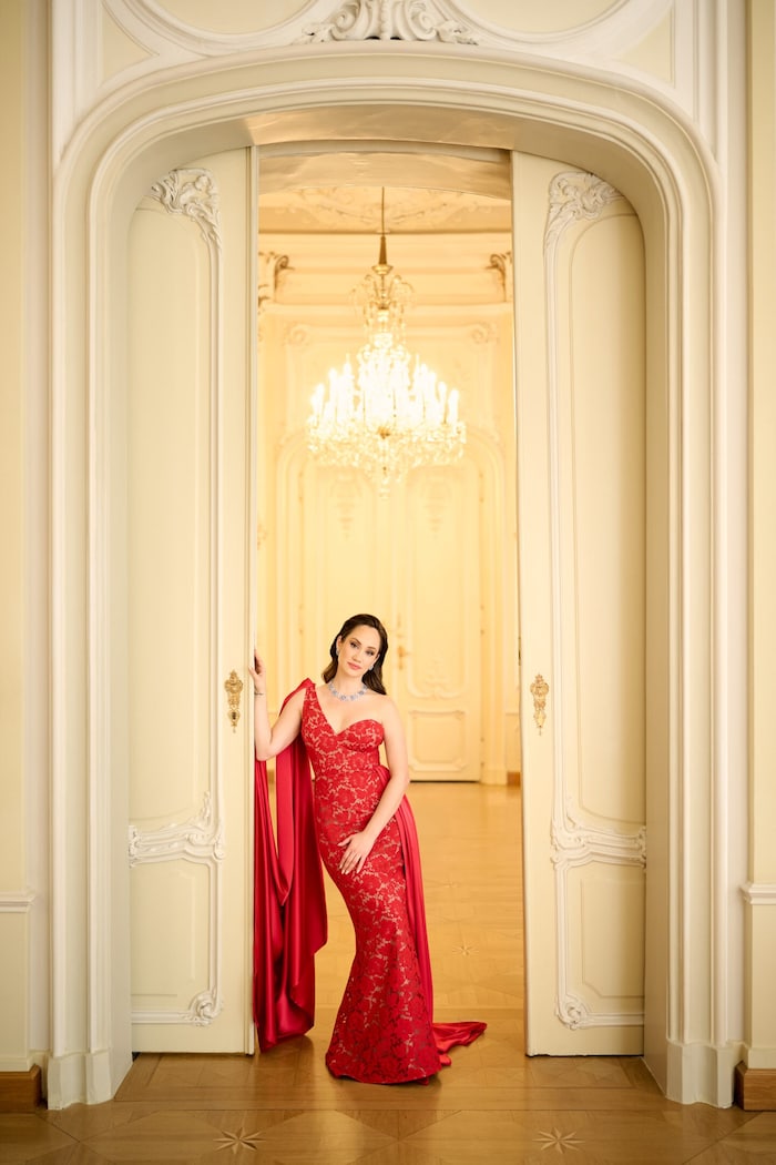 Das Kleid von Callisti besticht durch eine figurbetonte Silhouette und einem Hauch von ...