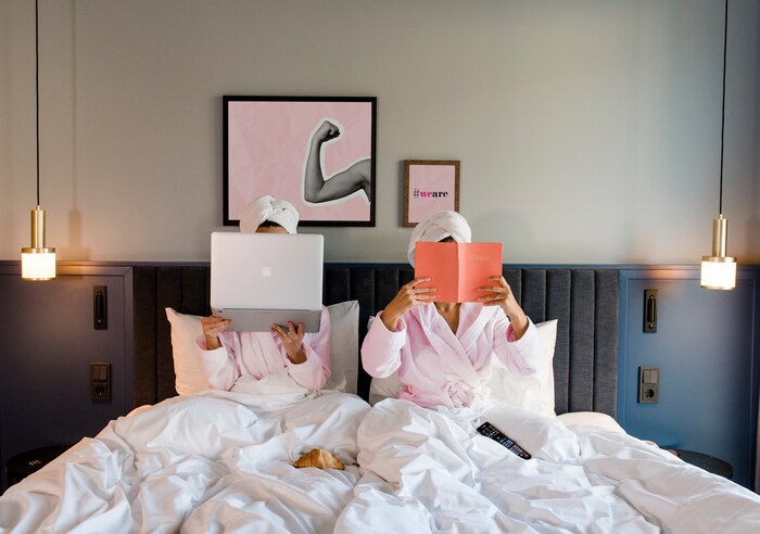 Die Initiatorinnen spielen gerne mit Klischees – so wie hier beim Frühstück im Bett.