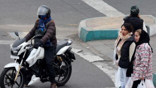 Im Iran ist die Verkehrspolizei dazu verpflichtet worden, Frauen Fahrerlaubnisse für Motorräder ...