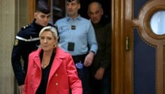 Die Rechtspopulistin Marine Le Pen hatte während der Verhandlung erneut ihre Unschuld beteuert, ...