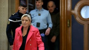 Die Rechtspopulistin Marine Le Pen hatte während der Verhandlung erneut ihre Unschuld beteuert, ...