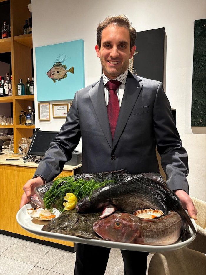 Gaetano Brancato präsentiert den Gästen den frischen Fang.