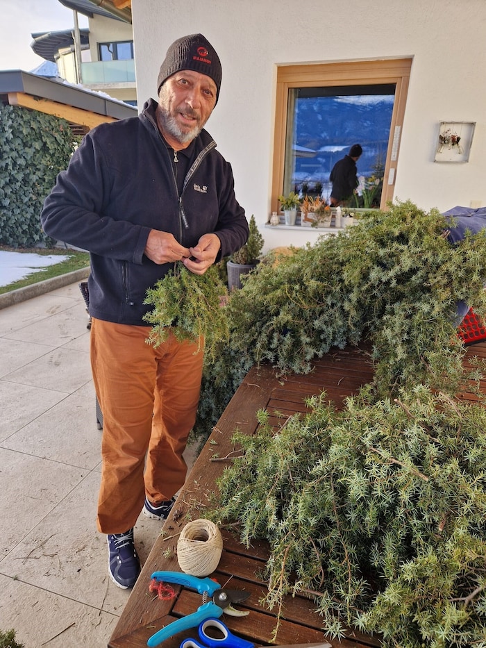 Hermann Unsinn und seine Frau sind beim Binden der Wacholderbuschen und beim Aufnähen versierte ...
