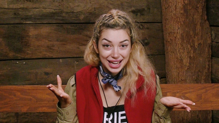 Ariel versteht nicht, warum die Fans für Gil anrufen.