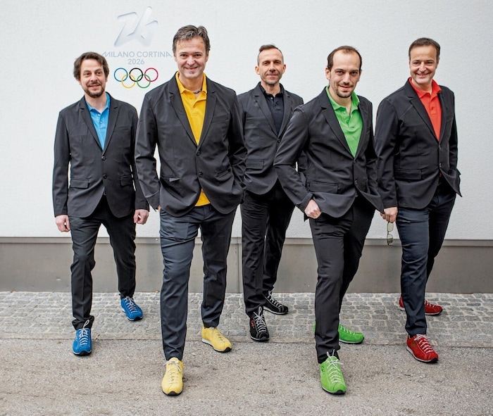 Die fünf Musiker wurden vom Wörgler Unternehmen Stadler mit stylischen Schuhen in den ...