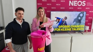 NEOS-Bildungssprecherin Iris Glanzer (r) und Lehramtsanwärter Sandro Della Schiava präsentierten ...