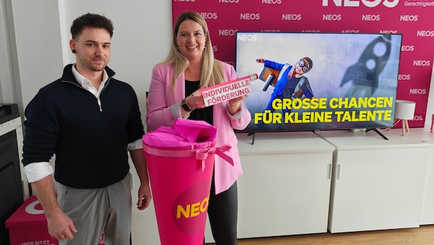 NEOS-Bildungssprecherin Iris Glanzer (r) und Lehramtsanwärter Sandro Della Schiava präsentierten ...