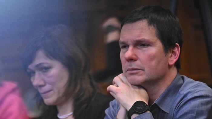 Der Vater der angeklagten Person verfolgte den Prozess.