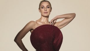 Silvia Schneider setzt heuer beim Opernball auf funkelndes Rubinrot.